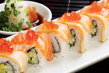 Sushi cuộn cá hồi 